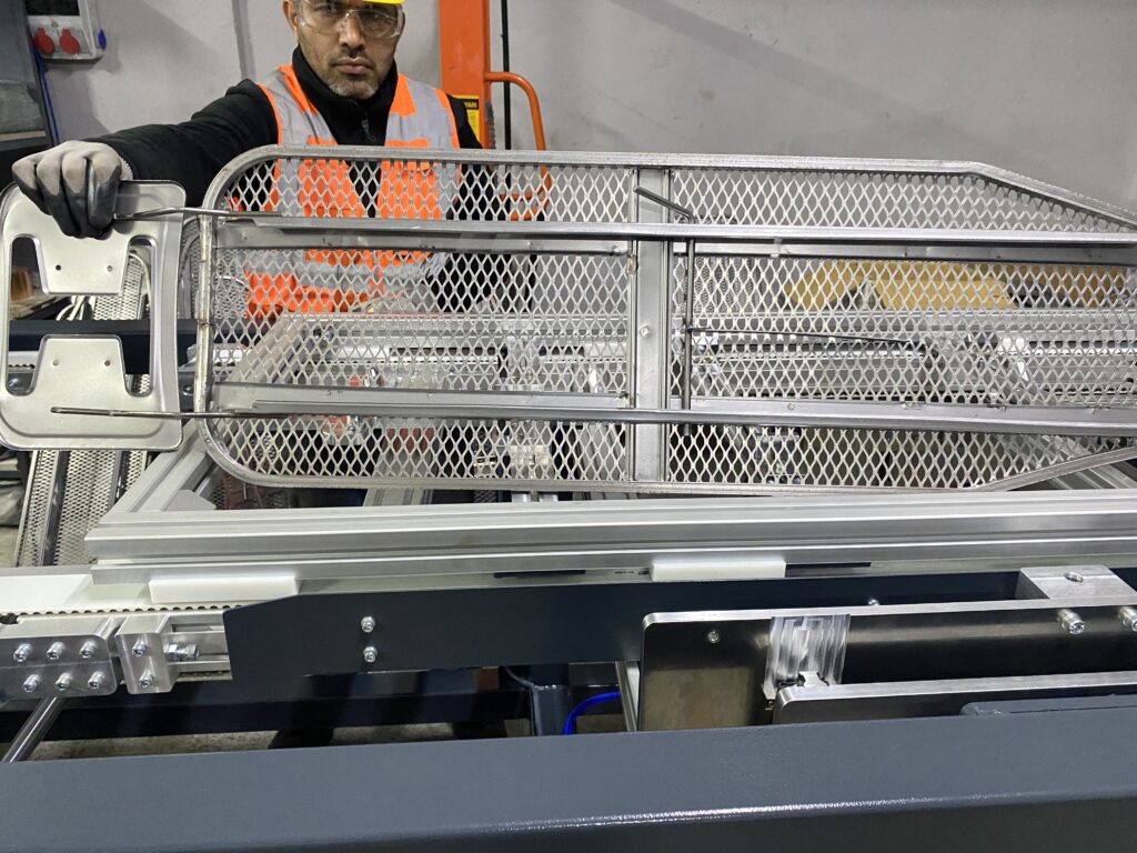 PlusWeldTech Otomatik Ütü Masası Üretim Hattı, ütü masası üretim sürecinde kaynak işlemlerini etkili ve hızlı bir şekilde gerçekleştirmek üzere tasarlanmış bir makinedir.