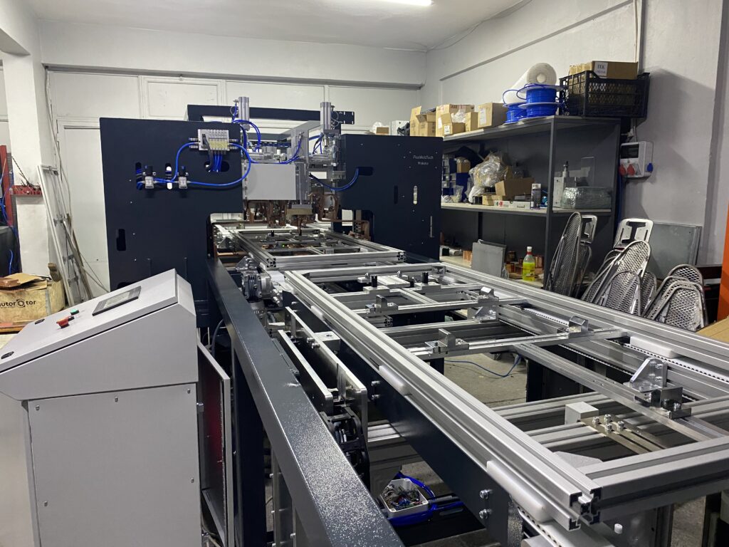 PlusWeldTech Otomatik Ütü Masası Üretim Hattı, ütü masası üretim sürecinde kaynak işlemlerini etkili ve hızlı bir şekilde gerçekleştirmek üzere tasarlanmış bir makinedir.
