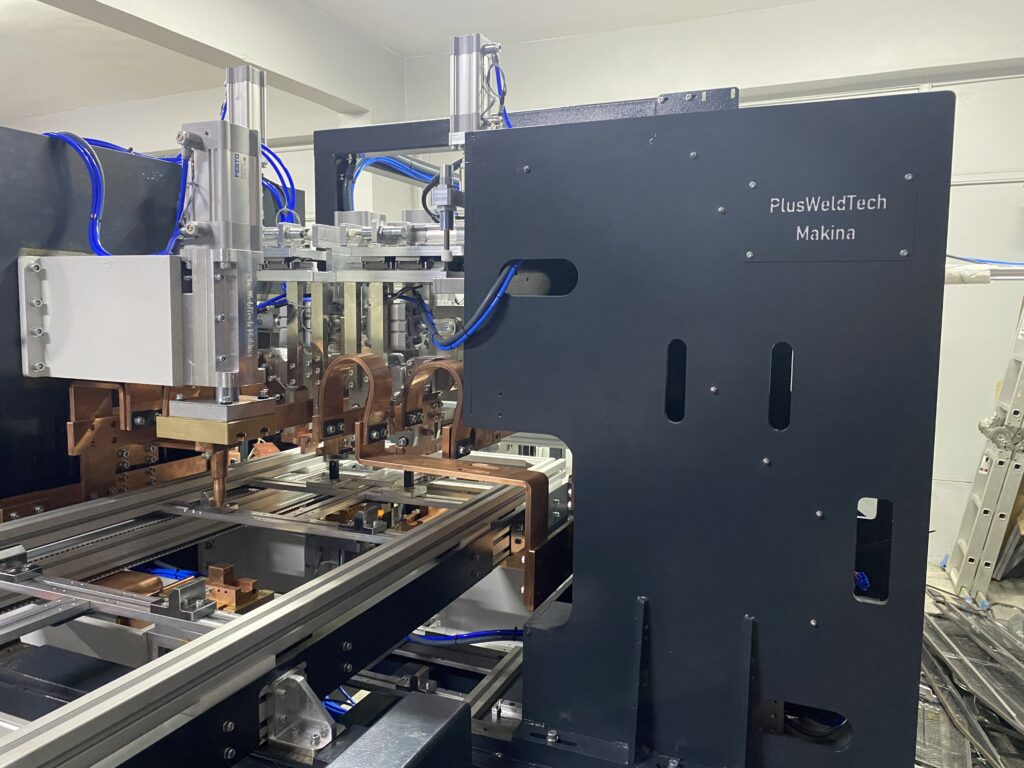 PlusWeldTech Otomatik Ütü Masası Üretim Hattı, ütü masası üretim sürecinde kaynak işlemlerini etkili ve hızlı bir şekilde gerçekleştirmek üzere tasarlanmış bir makinedir.