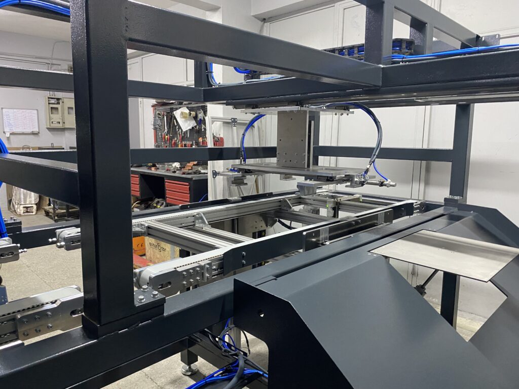 PlusWeldTech Otomatik Ütü Masası Üretim Hattı, ütü masası üretim sürecinde kaynak işlemlerini etkili ve hızlı bir şekilde gerçekleştirmek üzere tasarlanmış bir makinedir.