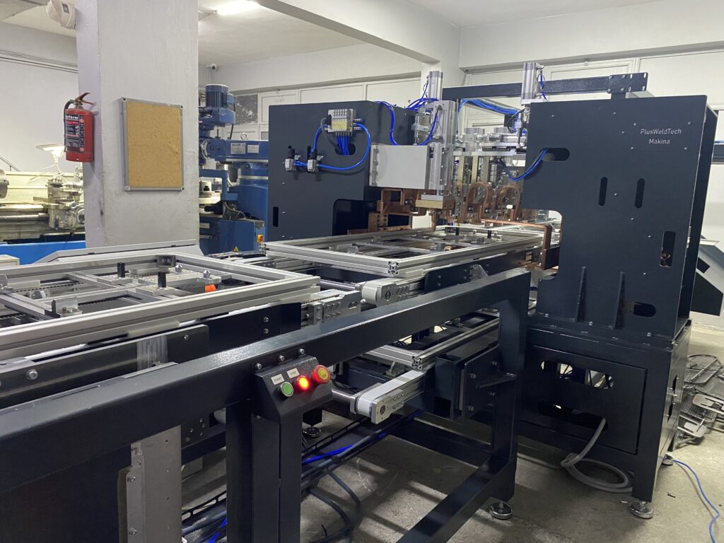 PlusWeldTech Otomatik Ütü Masası Üretim Hattı, ütü masası üretim sürecinde kaynak işlemlerini etkili ve hızlı bir şekilde gerçekleştirmek üzere tasarlanmış bir makinedir.