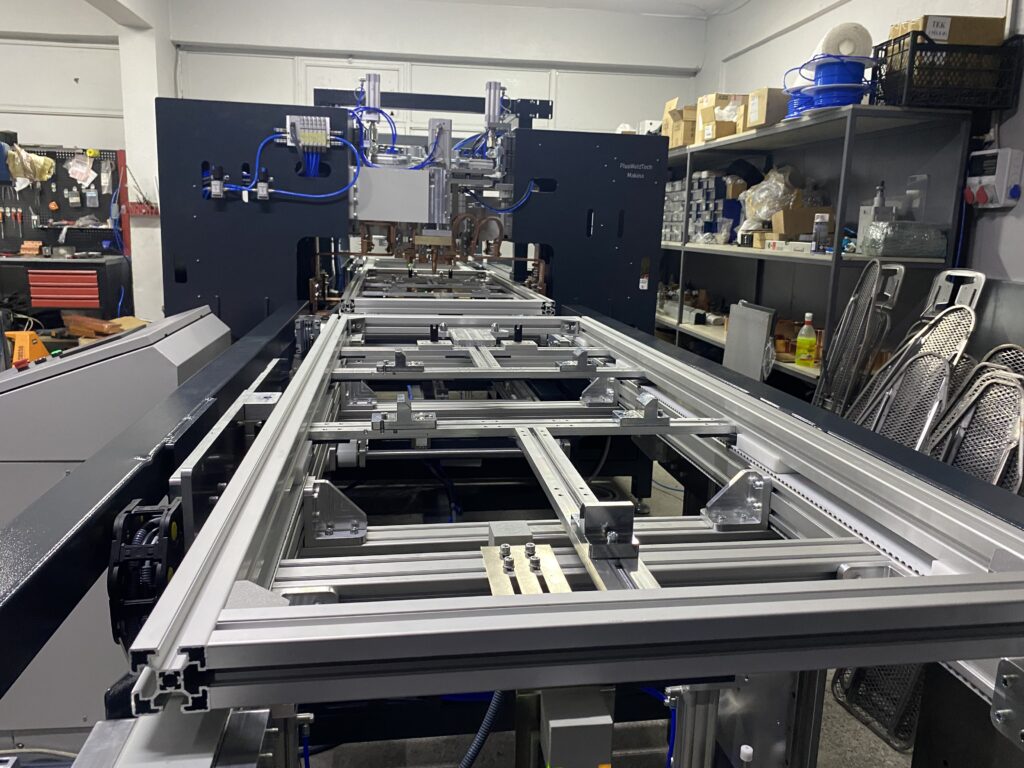PlusWeldTech Otomatik Ütü Masası Üretim Hattı, ütü masası üretim sürecinde kaynak işlemlerini etkili ve hızlı bir şekilde gerçekleştirmek üzere tasarlanmış bir makinedir.